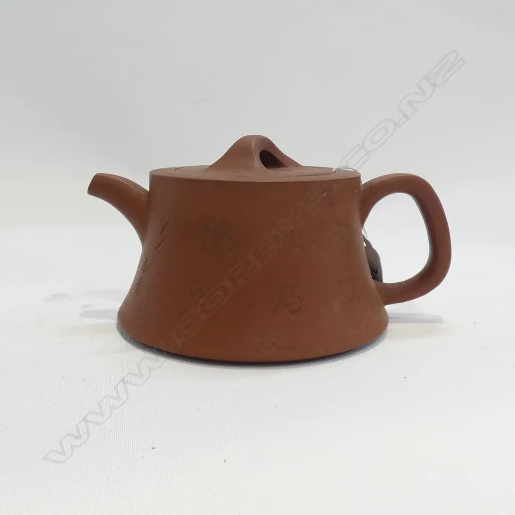 CHINESE YIXING TEAPOT TAPERED WITH FLAT TOP Image 1++
