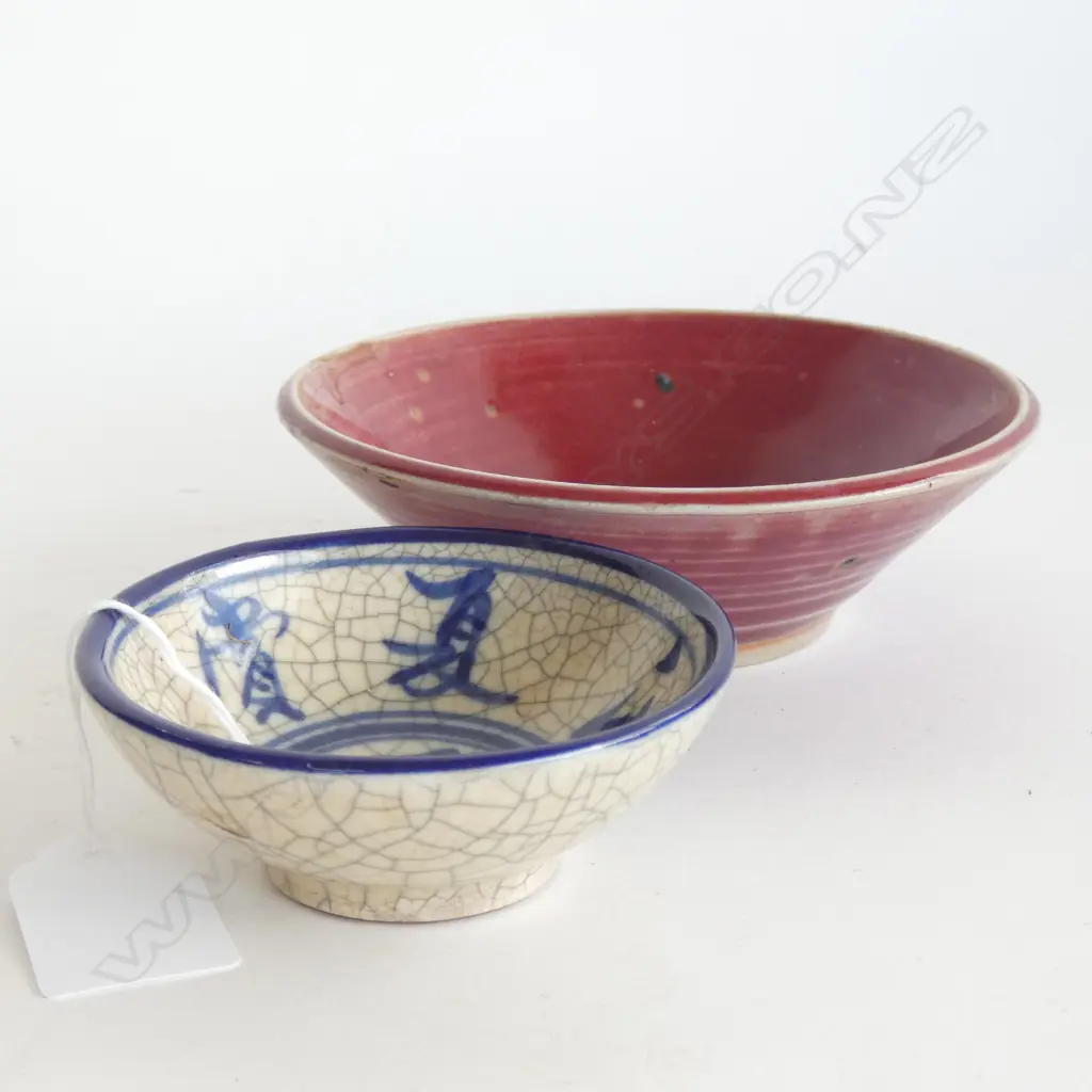 2 MING DYNASTY STYLE POTTERY BOWLS; SM BLUE & WHITE (DIA  87MM) & RED (DIA 137MM) Image 1++