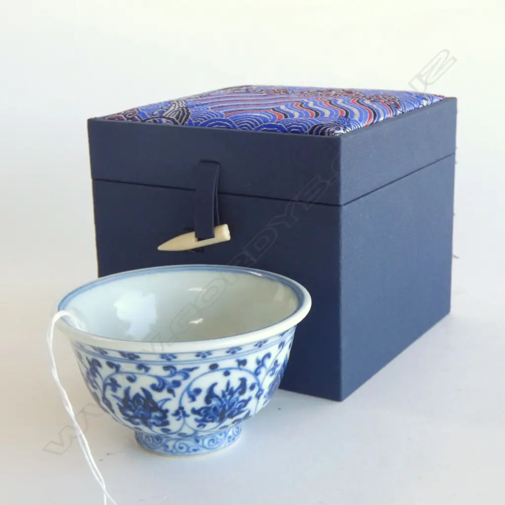 BLUE AND WHITE CHINESE BOWL IN FITTED BOX, MING MARK, BUT LATER. Image 1++