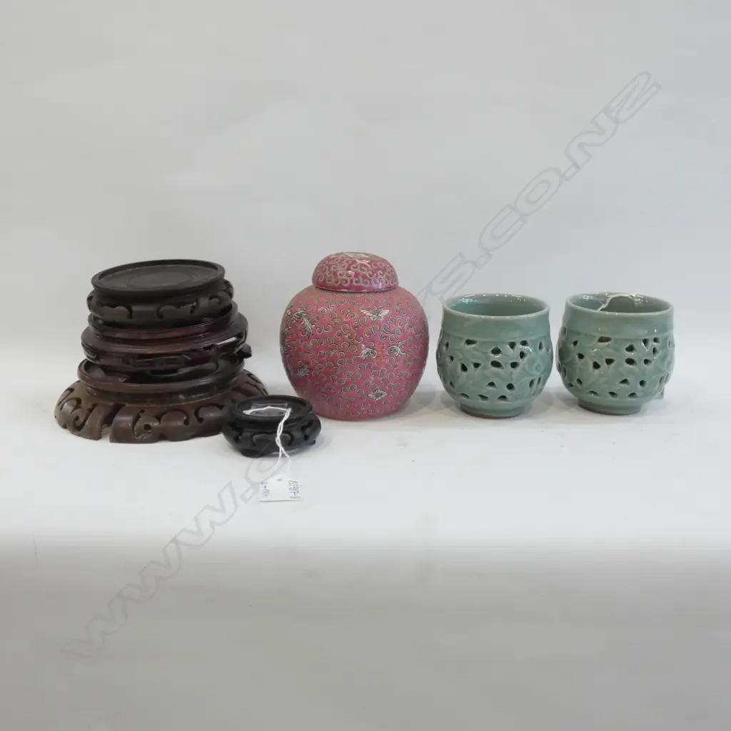 ORIENTAL ITEMS; GINGER JAR / 4 WOODEN STANDS & PR CELADON LIKE POTS (H90MM) H  Image 1++