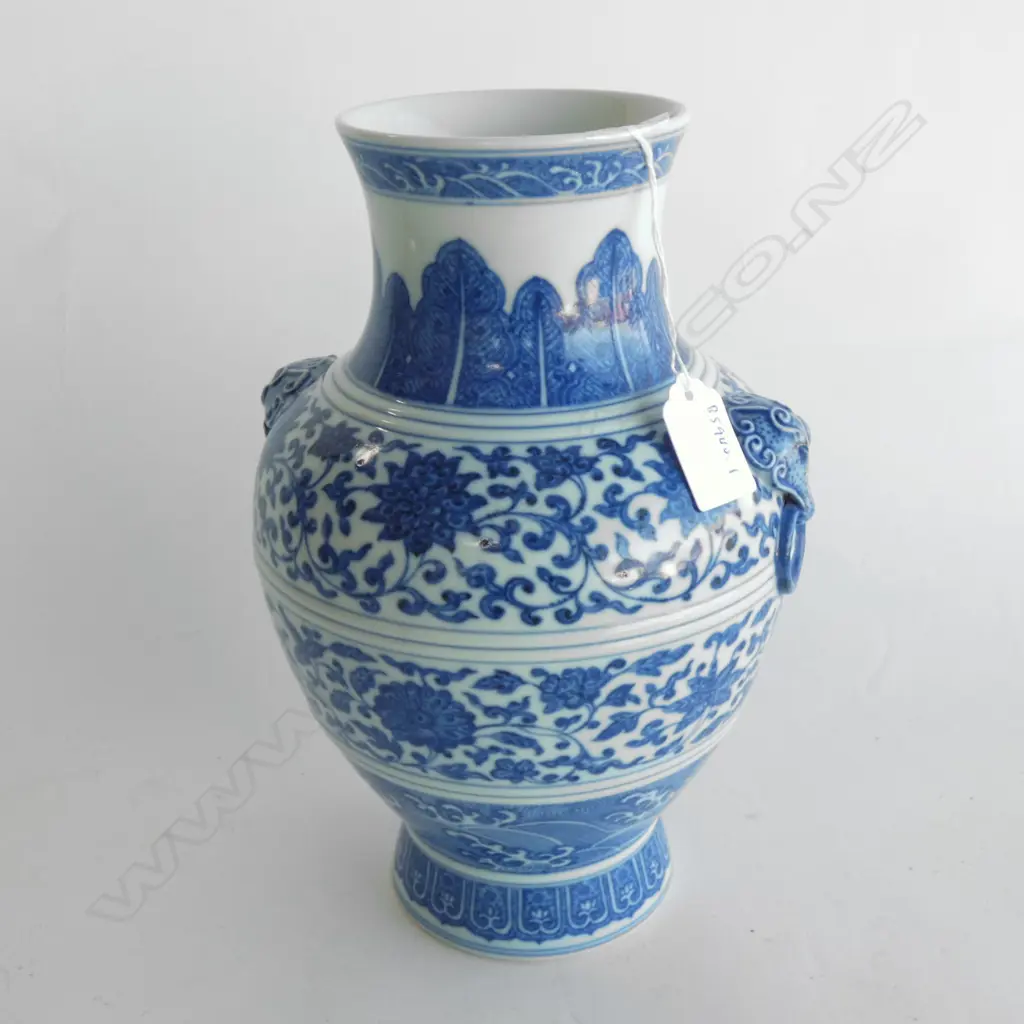 FINE QUALITY 20TH CENTURY CHINESE VASE, QIANLONG MARK. H. 260mm Image 1++
