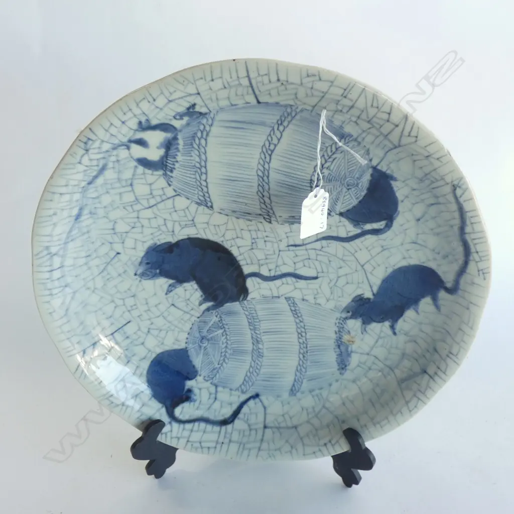 19TH CENTURY JAPANESE CHARGER WITH RATS PLAYING AMONGST STRAW BARRELS (HAIRLINE). DIA. 320mm Image 1++
