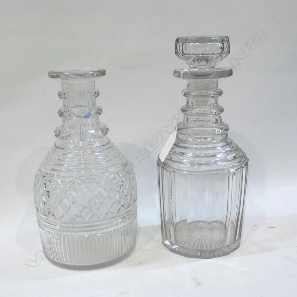 2 CUT GLASS DECANTERS - 1 WITH NO STOPPER H. 245MM Image 1++