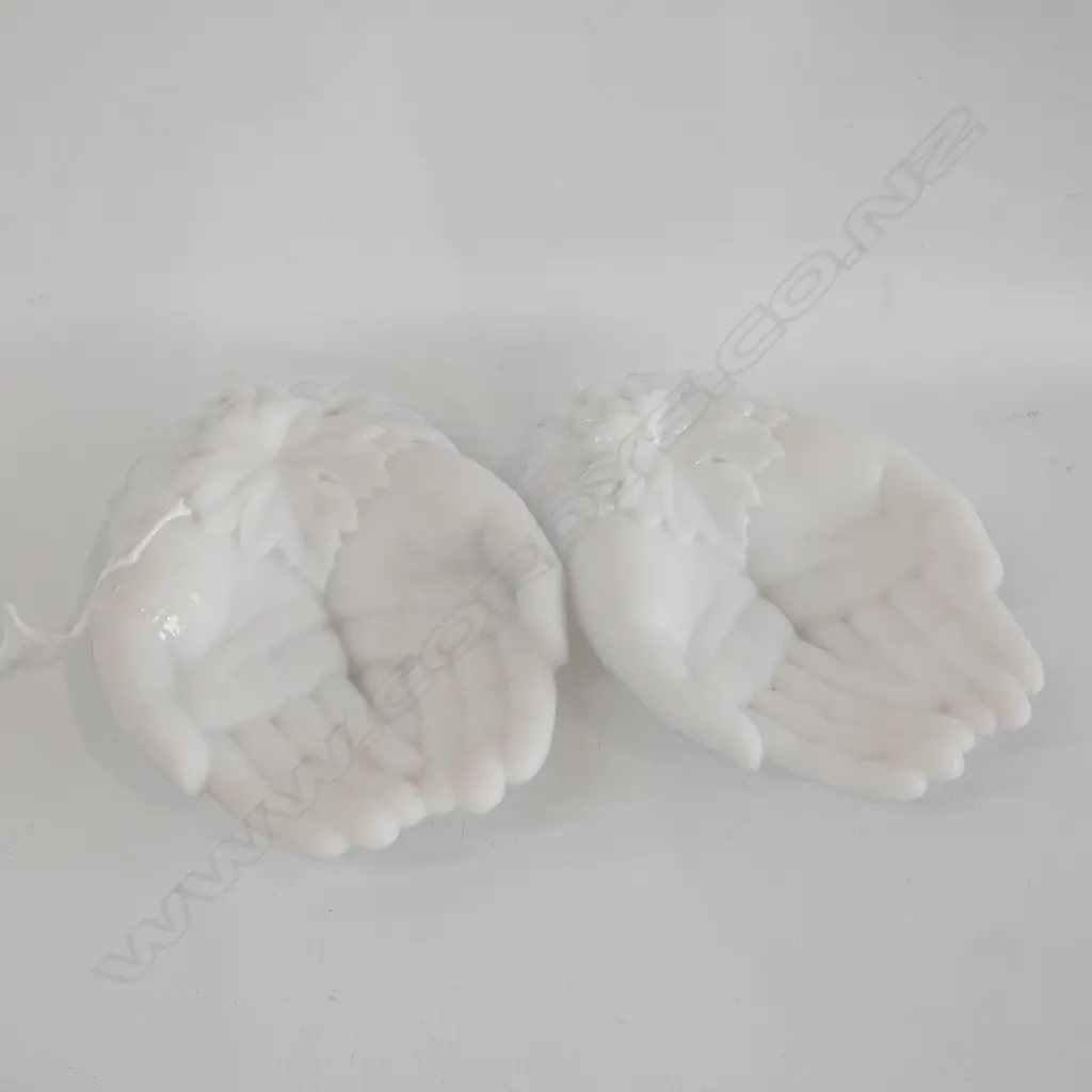 PR VINTAGE WHITE GLASS OPEN HANDS WITH GRAPES - SOAP OR JEWELLERY DISHES 155 X 115MM - Image 1++
