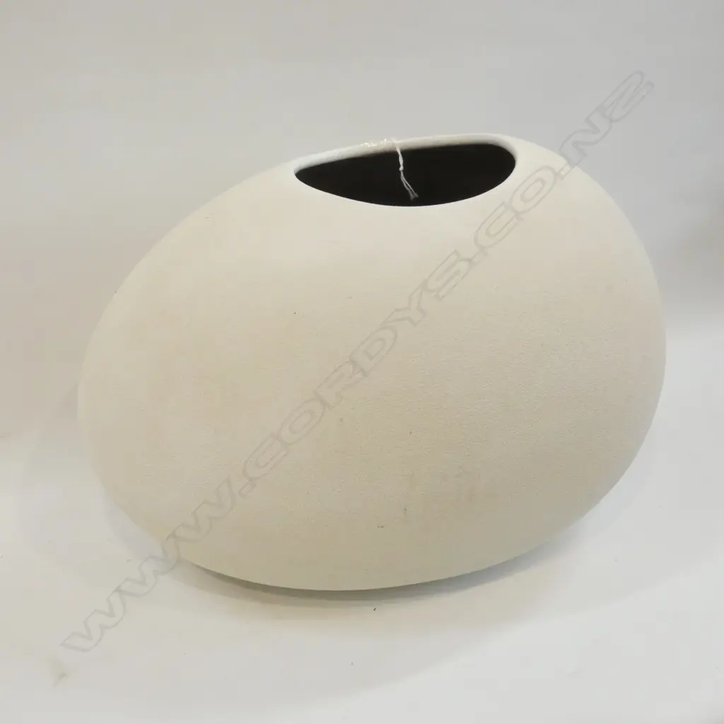 LARGE CONTEMPORARY WHITE VASE H.240mm Image 1++
