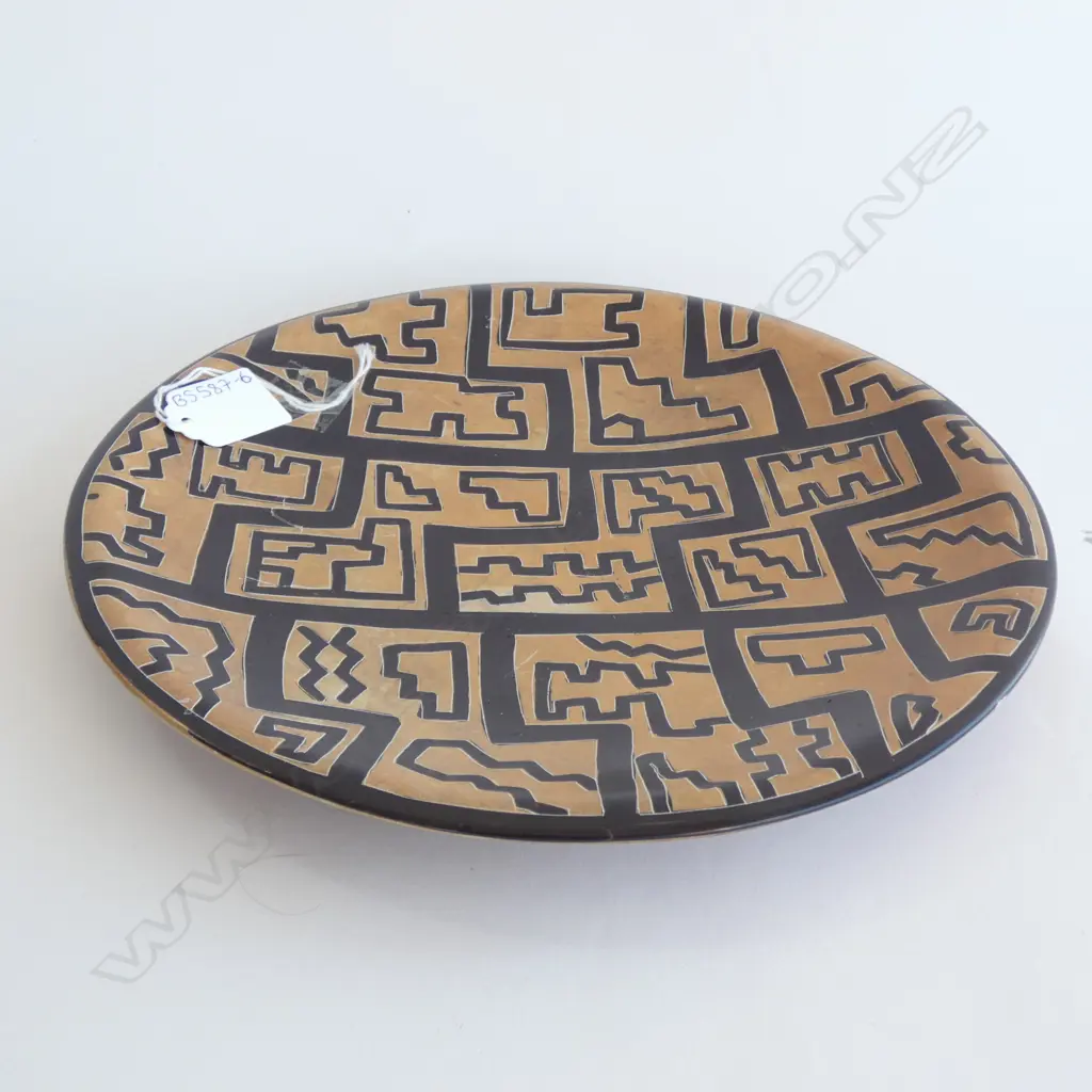 HAND CARVED PLATE - MADE IN KENYA DIA 258MM Image 1++