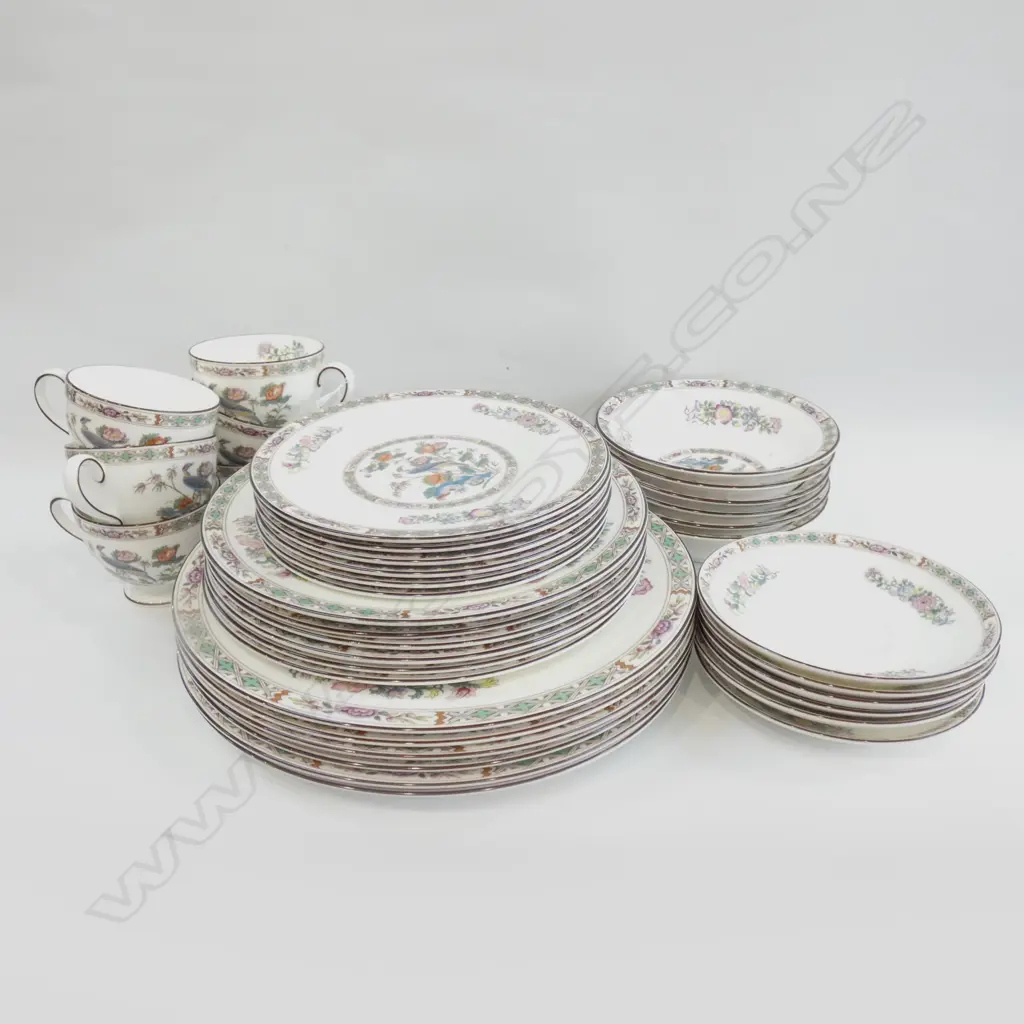 6 PLACE WEDGWOOD 'KUTANI CRANE' DINNER SERVICE Image 1++