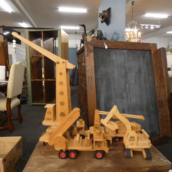 4 FUGAS GERMAN WOODEN TOYS; CRANE & TRUCKS
