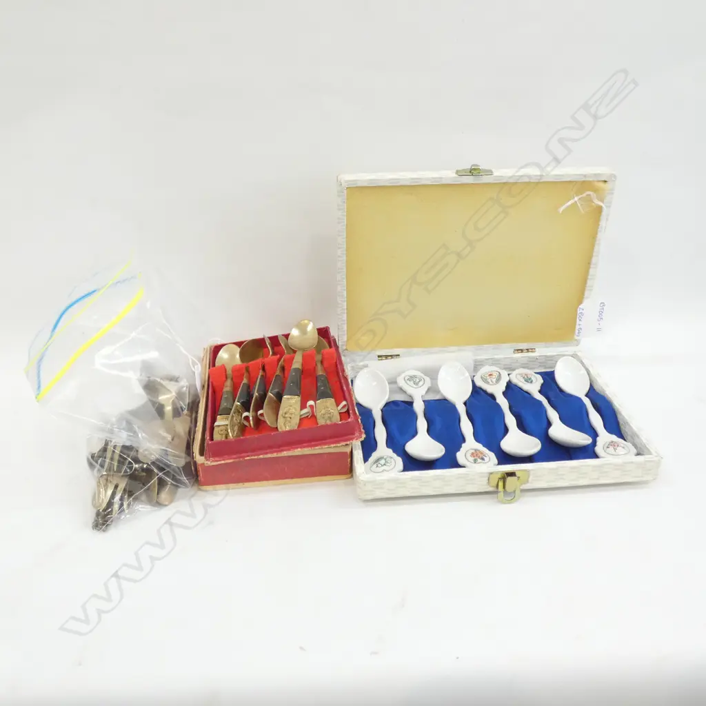 BOX THAI BRASS SPOONS + BAG ASST THAI BRASS CUTLERY + BOX 6 PORCELAIN SPOONS Image 1++