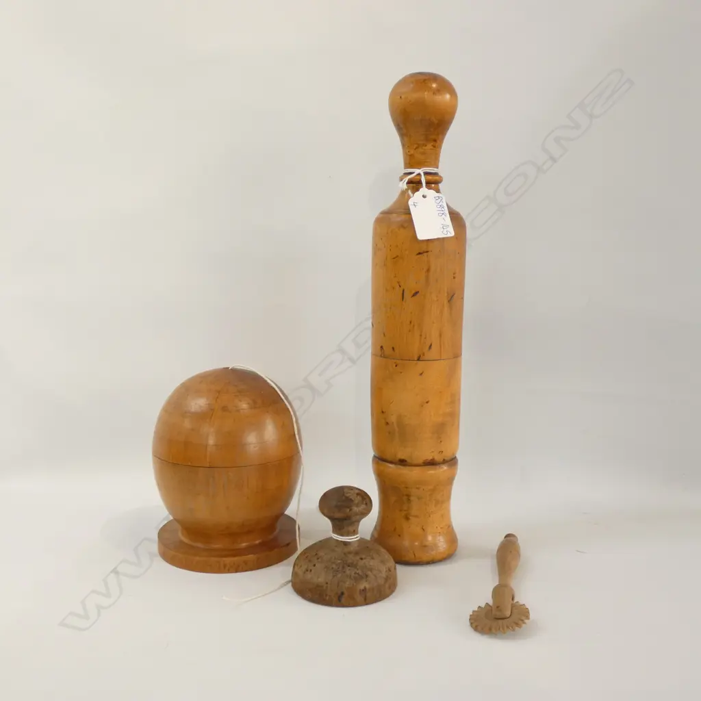 4 VINTAGE WOODEN PCS; STRING HOLDER / PASTRY CUTTER / SHORTBREAD STAMP (DIA 65MM) & LG NUTCRACKER  Image 1++