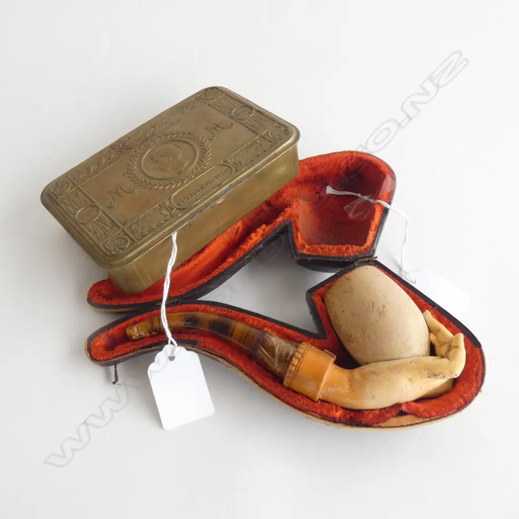 QUEEN MARY CHRISTMAS TIN AND A MEERSCHAUM PIPE (AF) Image 1++
