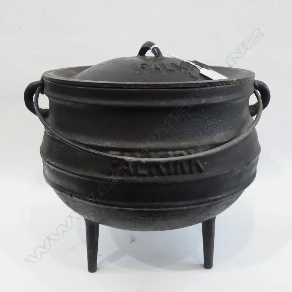 CAST IRON CAMP OVEN Image 1++