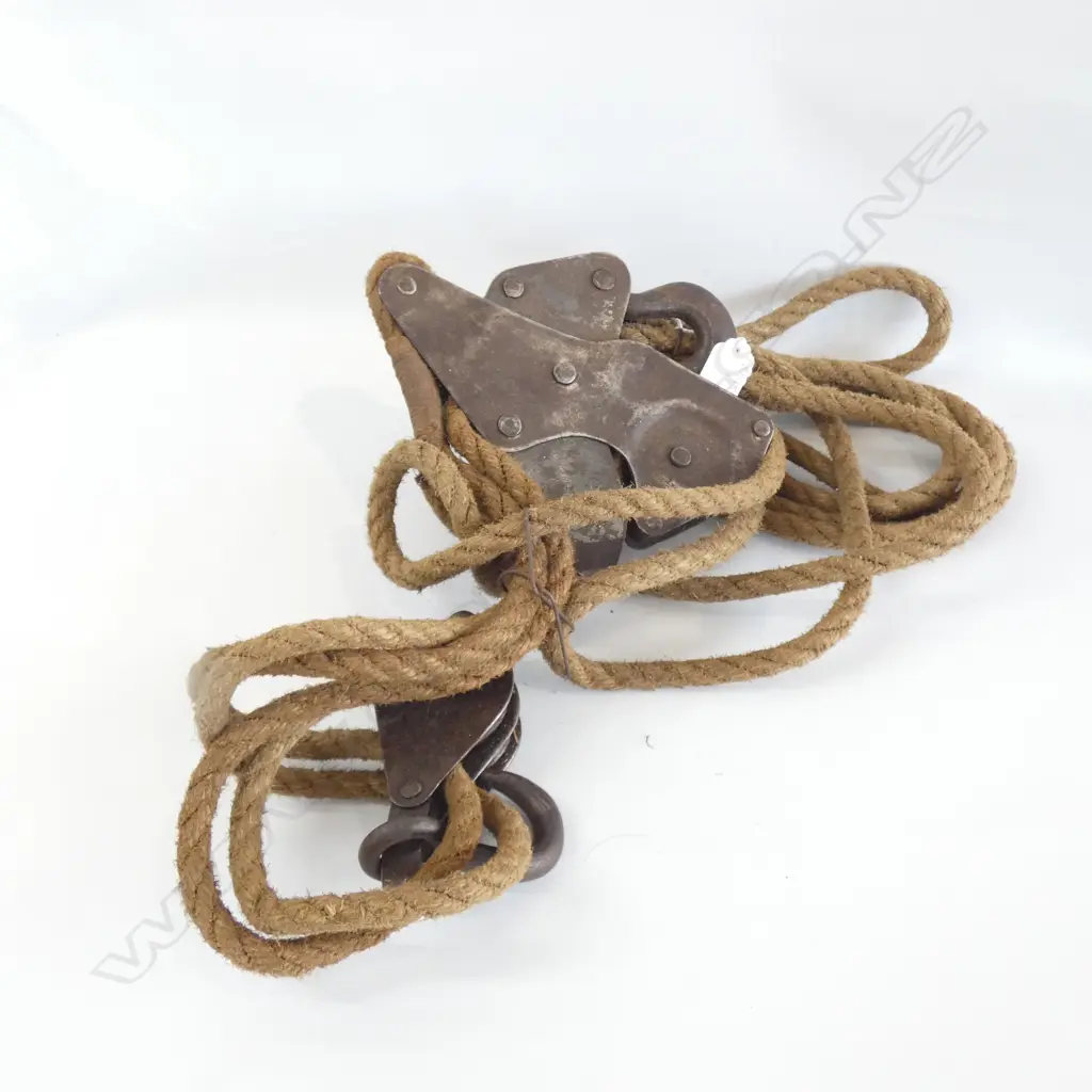 OLD HEAVY METAL PULLEY WITH ROPE Image 1++