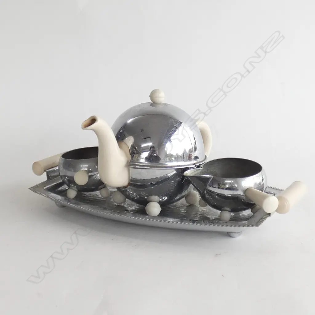 RETRO ENGLISH EVERHOT 4 PCE CHROME TEA SET; TRAY / TEAPOT / SUGAR BOWL & MILK JUG  Image 1++