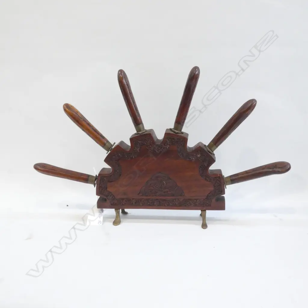 SET OF 6 STEAK KNIVES IN A CARVED WOODEN STAND Image 1++