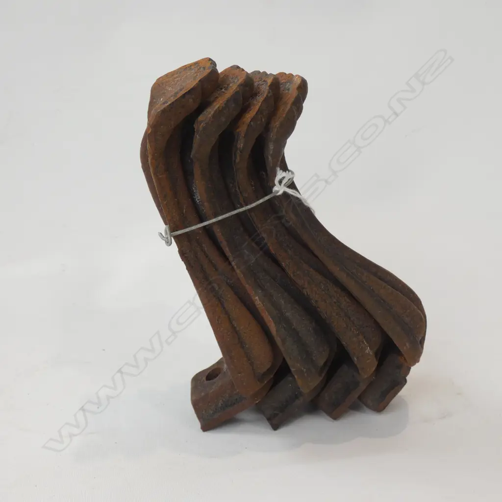 FOUR OLD CAST IRON FEET H. 170MM Image 1++