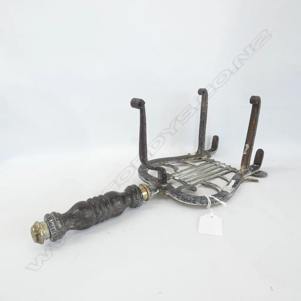 IRISH BRASS HEARTH TRIVET H. 125MM Image 1++