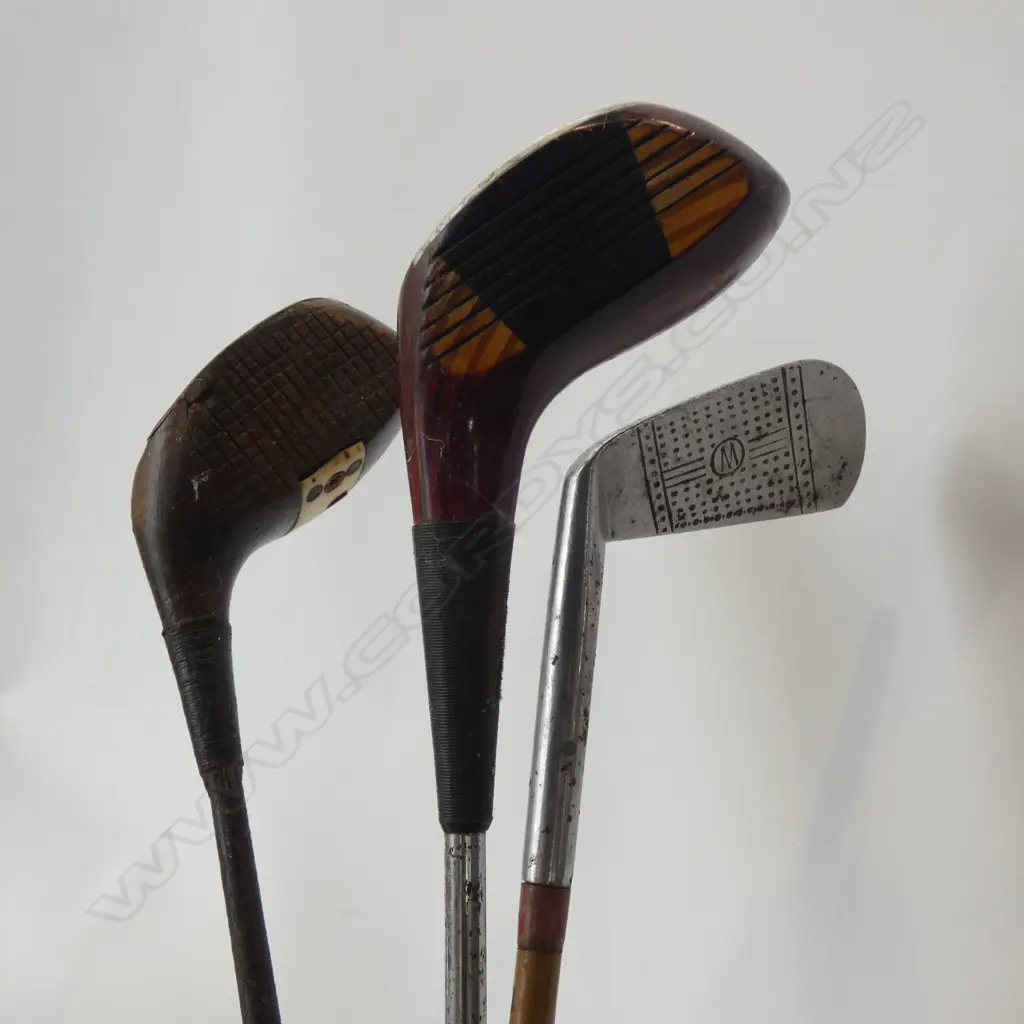 3 VINTAGE GOLF CLUBS L.1110mm Image 1++