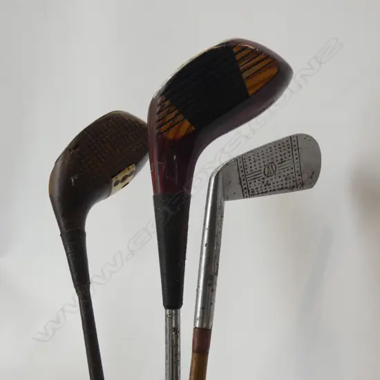 3 VINTAGE GOLF CLUBS L.1110mm