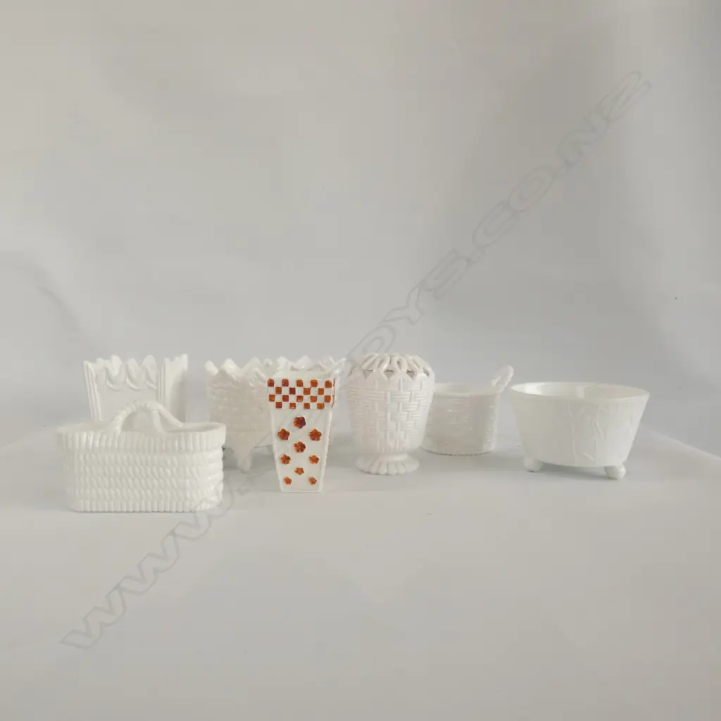 SM BOX VINTAGE WHITE GLASS PCES; BOWLS ETC. Image 1++