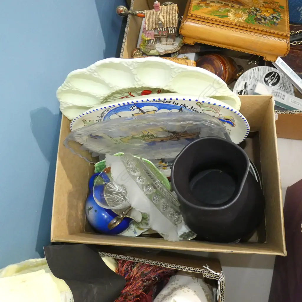 BOX LOT ASST. GLASS & CERAMICS Image 1++