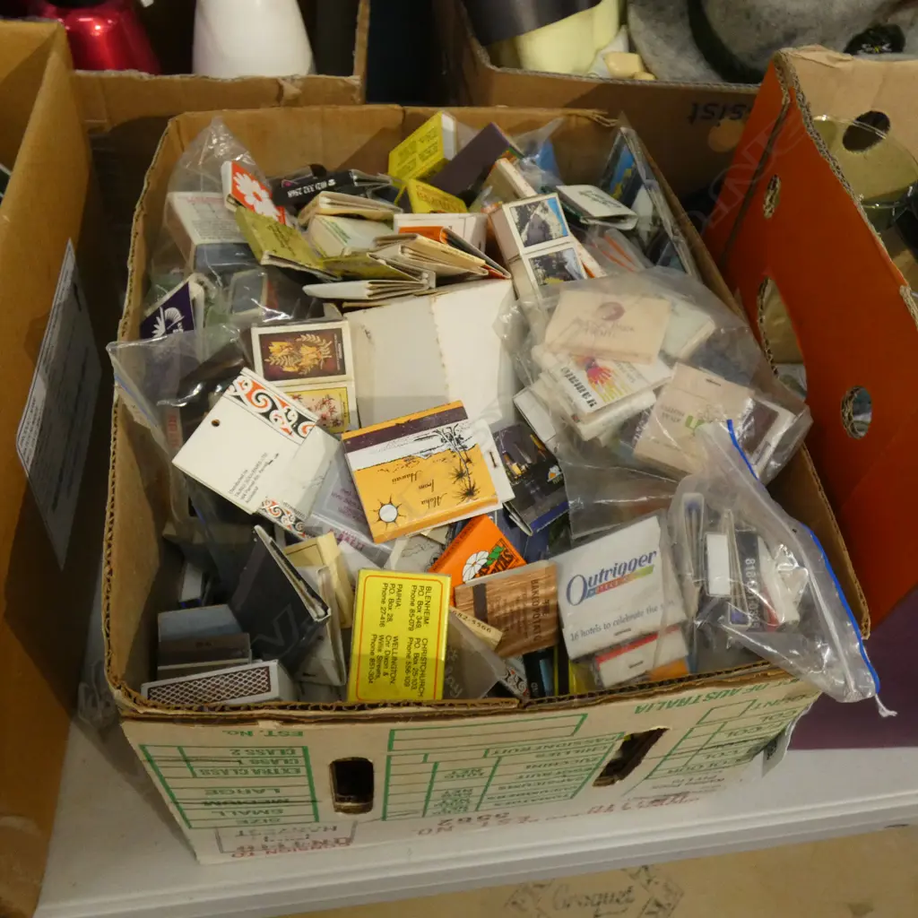 BOX LOT ASST. VINTAGE NZ MATCH BOXES ETC Image 1++