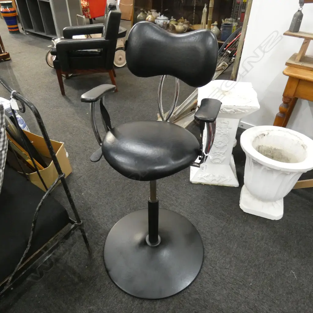 CHILD'S GAS LIFT BARBERS CHAIR Image 1++