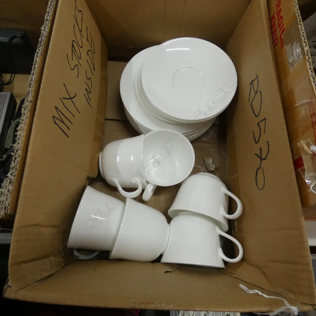 SM BOX ROYAL DOULTON WHITE TRIOS  Image 1++