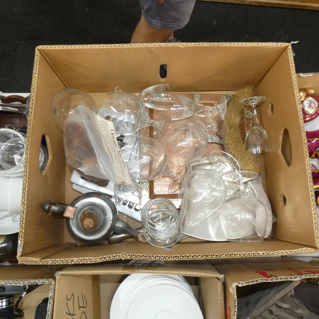BOX LOT EP, GLASSES, SHELLAC ETC Image 1++