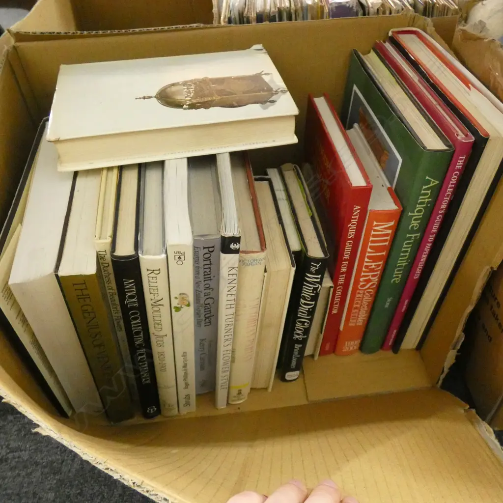 LG BOX REFERENCE BOOKS; ANTIQUES / COLLECTABLES / GARDENS ETC Image 1++
