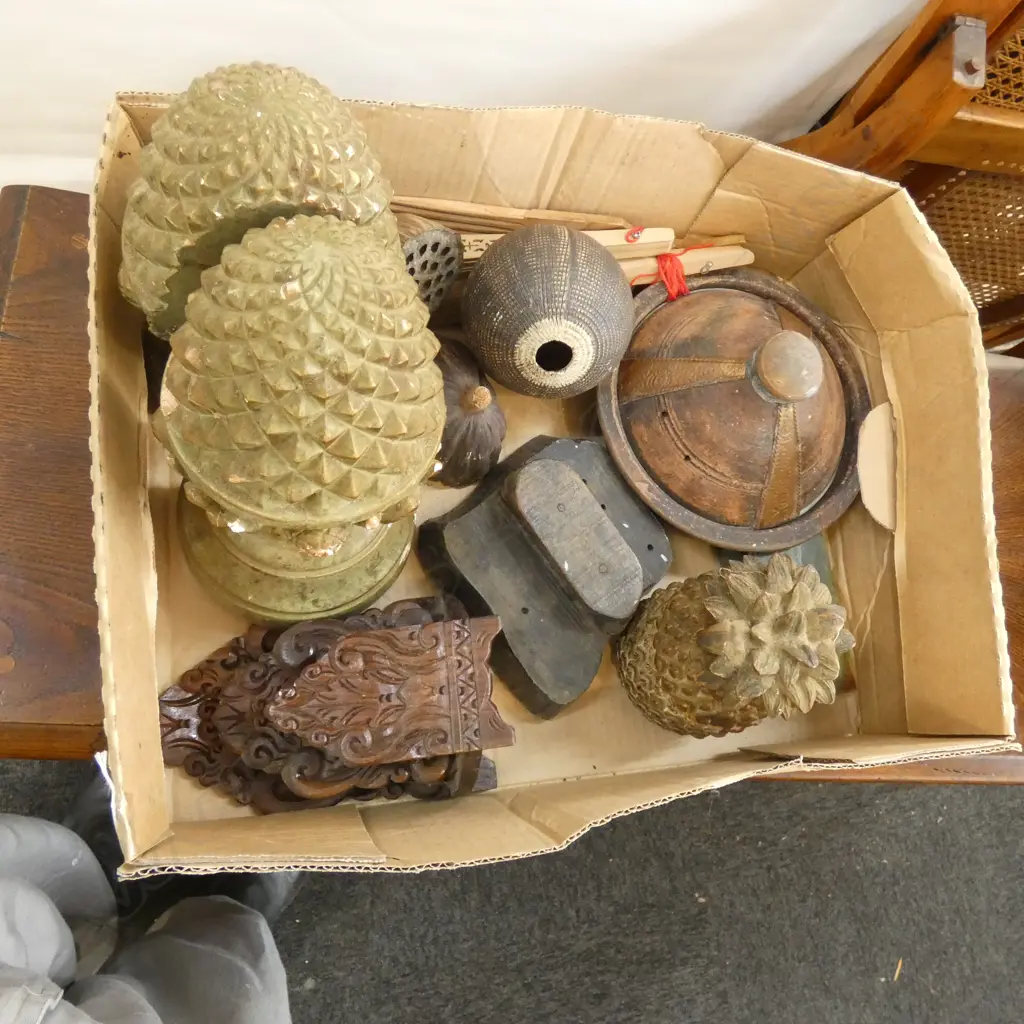 BOX ASST WOODEN WARE ETC. INCL SM PINEAPPLE LIDDED CONTAINER  Image 1++