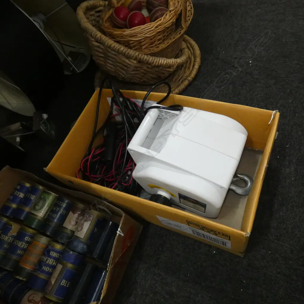 BOAT WINCH 12V D.C.  Image 1++