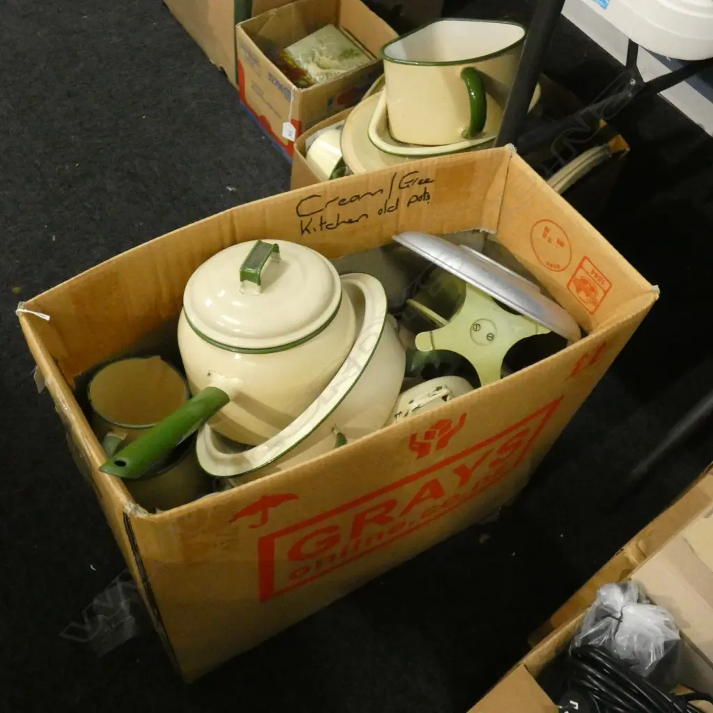 BOX LOT VINTAGE ENAMEL WARE Image 1++
