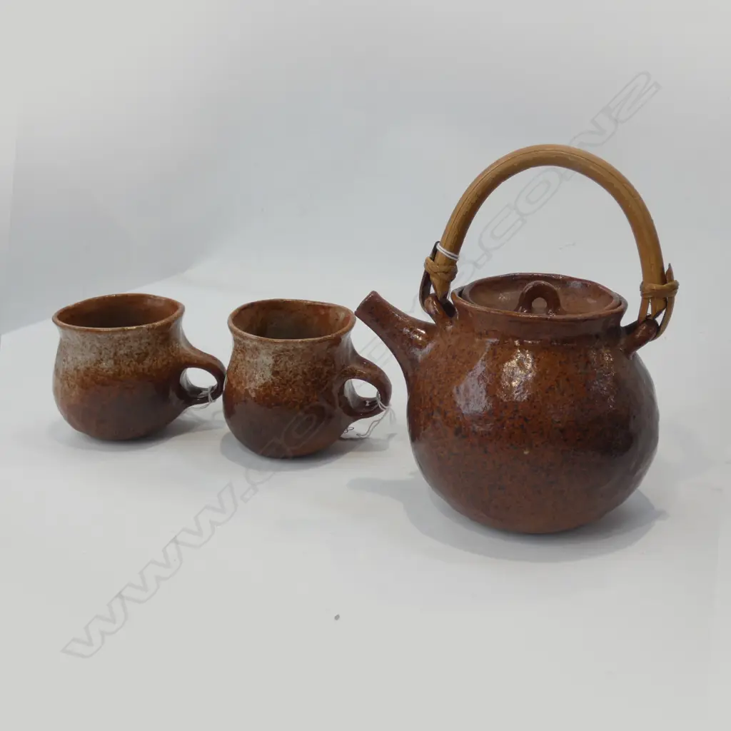 WENDY MASTERS NZ PINCHED TEAPOT & 2 MUGS RED/BROWN GLAZE Image 1++