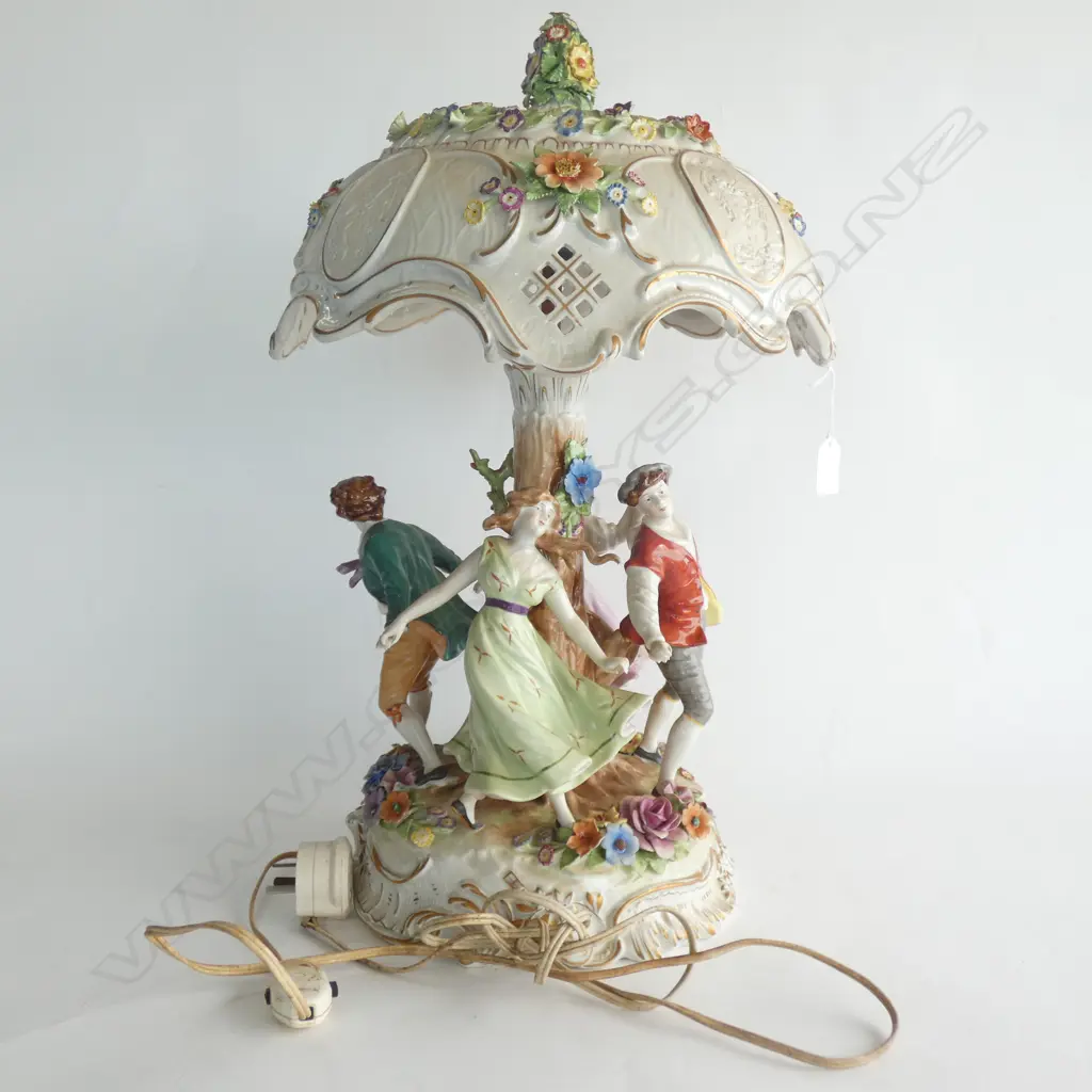 HAND PAINTED EAST GERMAN LAMP - BASE OF 4 FIGURES & FLOWERS - SHADE PORCELAIN FLOWERS H. 560 DIA 335MM Image 1++