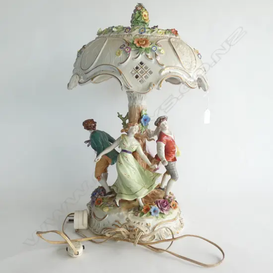 HAND PAINTED EAST GERMAN LAMP - BASE OF 4 FIGURES & FLOWERS - SHADE PORCELAIN FLOWERS H. 560 DIA 335MM