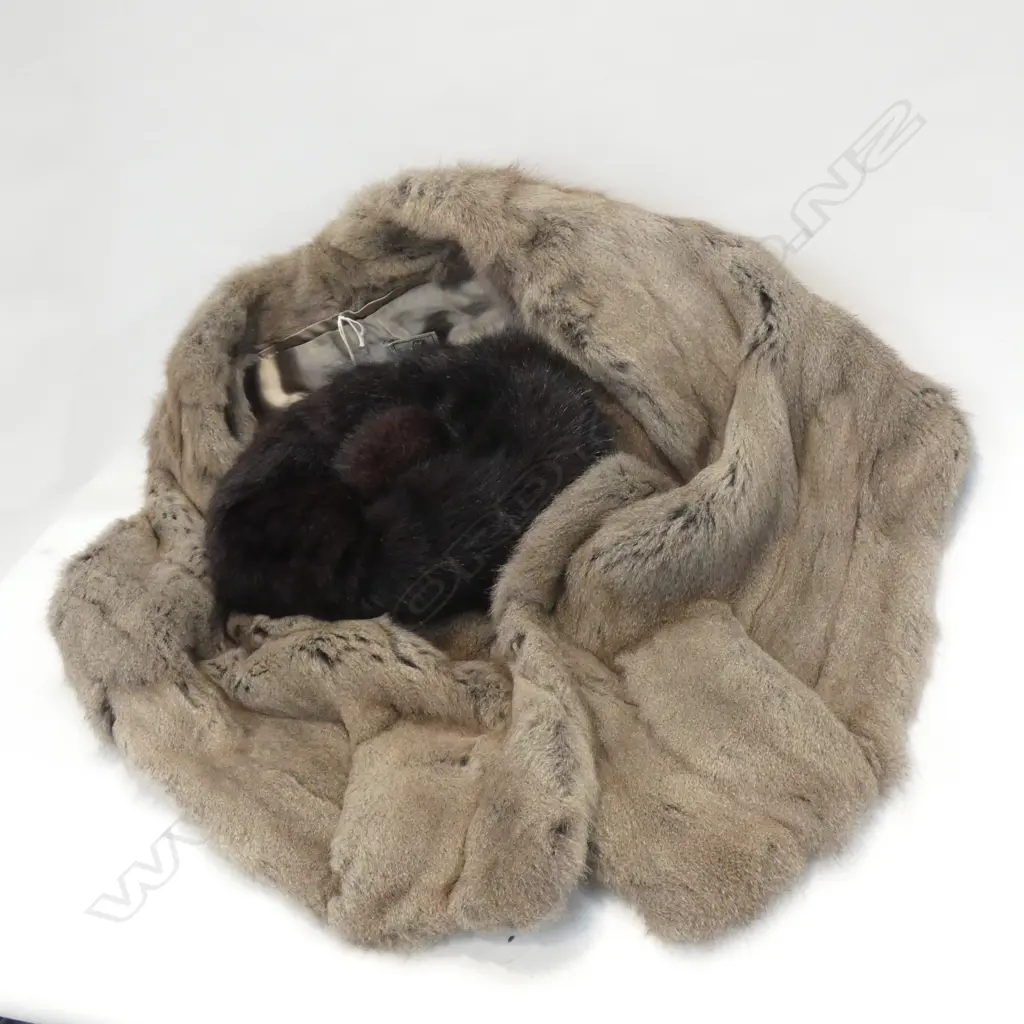 SQUIRELL FUR CAPE + FUR HAT Image 1++