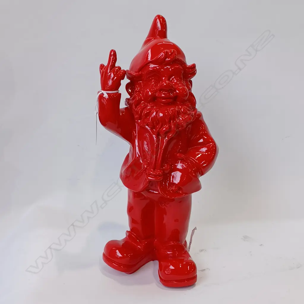 RED RESIN GNOME PULLING THE FINGER H.310mm Image 1++