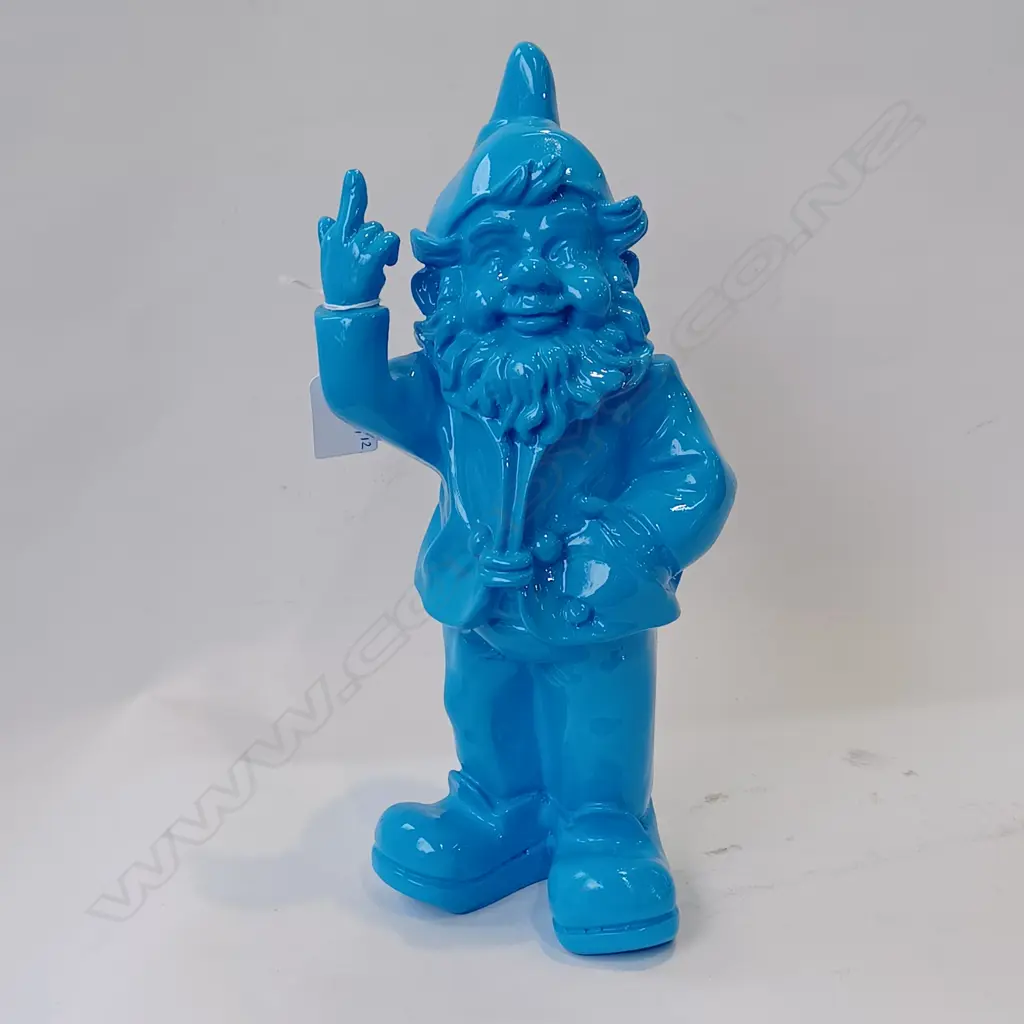 BLUE RESIN GNOME PULLING THE FINGER H.310mm Image 1++
