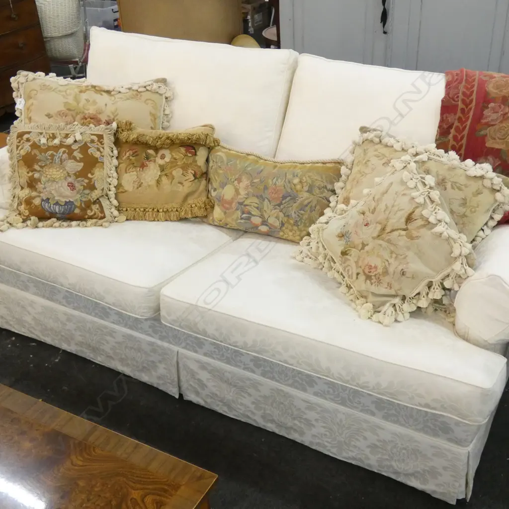9 TASSELED TAPESTRY CUSHIONS + 2 THROWS Image 1++