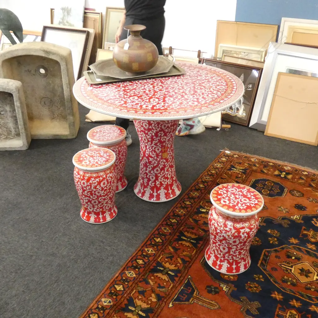 CHINESE RED ENAMEL PORCELAIN ROUND TABLE & 3 STOOL SET Image 1++