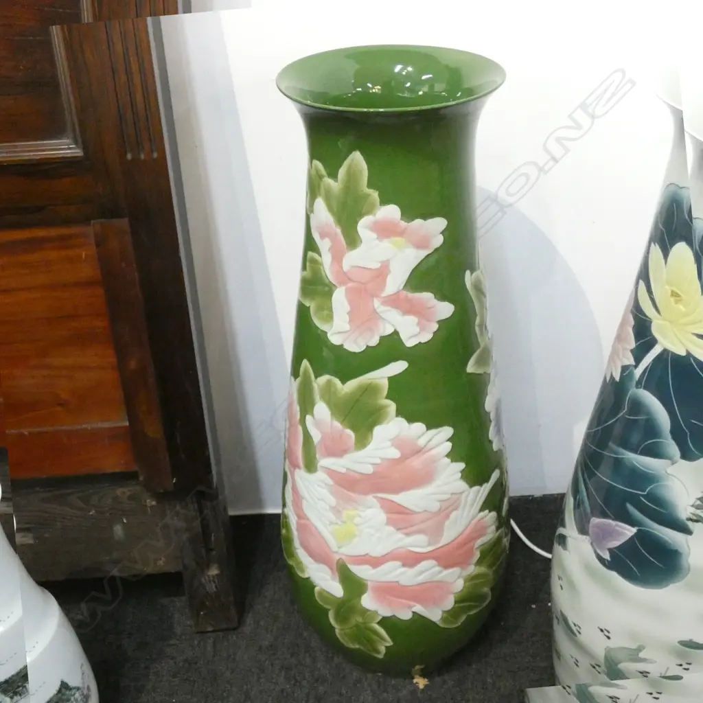 FLOOR STANDING GREEN CHINESE CERAMIC PORCELAIN VASE W. FLOWERS H. 920MM Image 1++