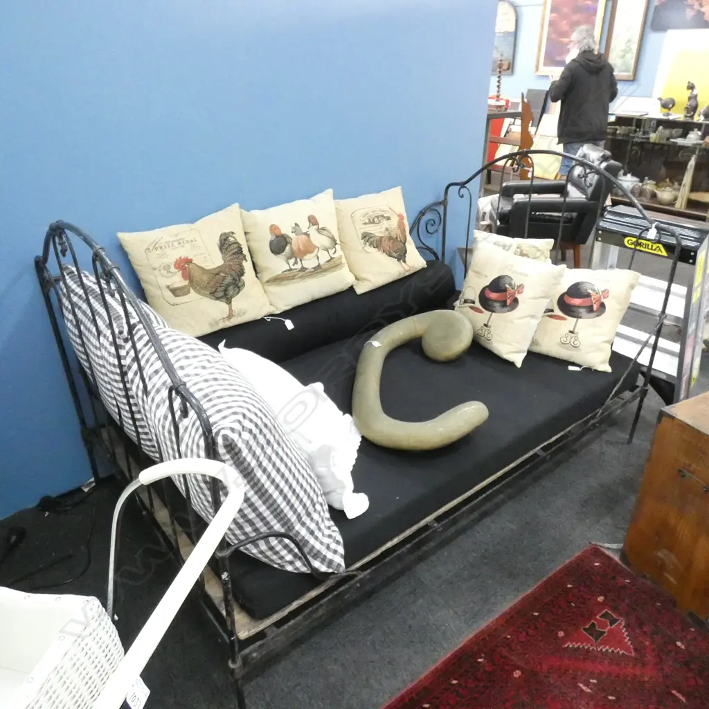 FRENCH BLACK PAINTED IRON DAY BED Image 1++