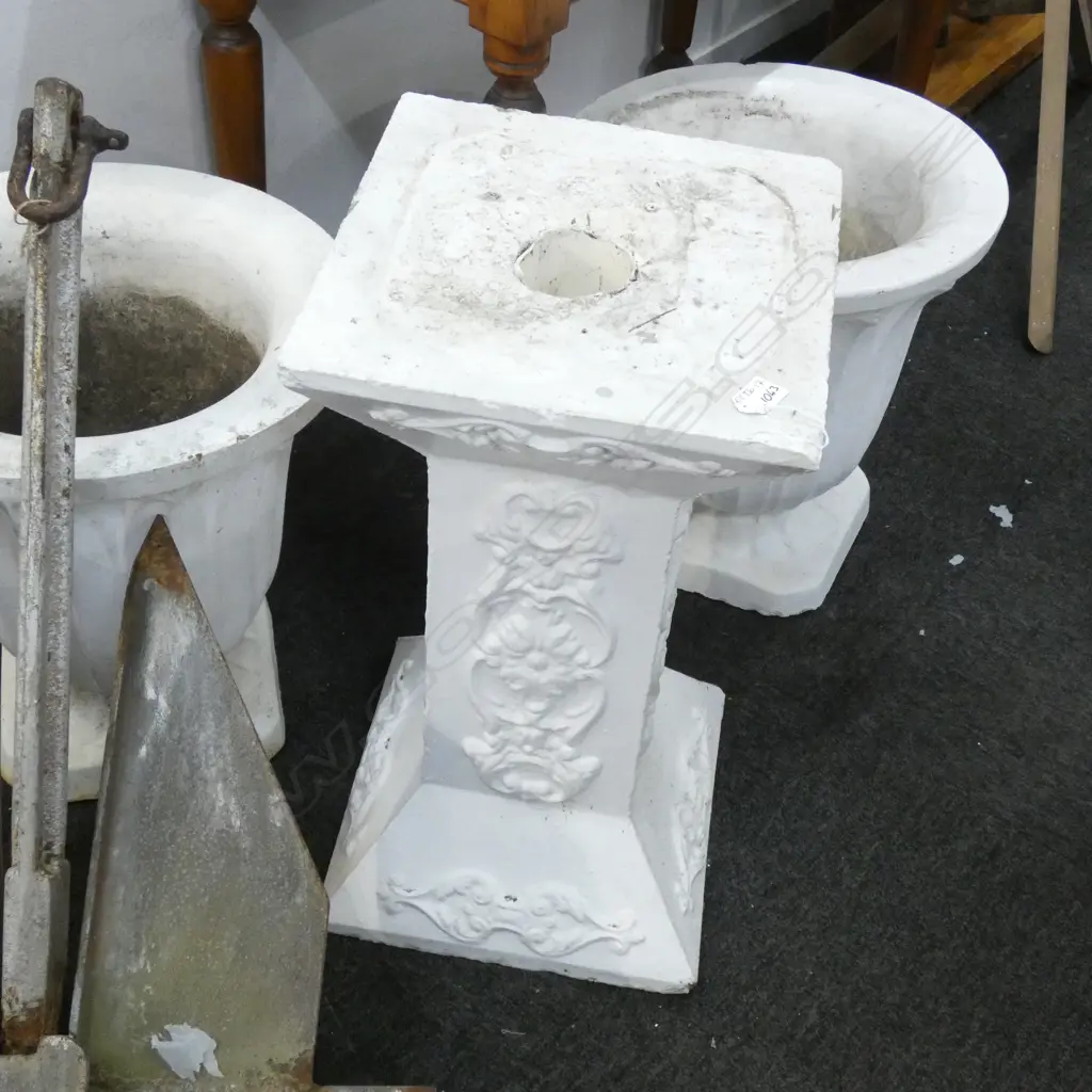 VINTAGE CONCRETE PLINTH DECORATED TOP H.610mm Image 1++