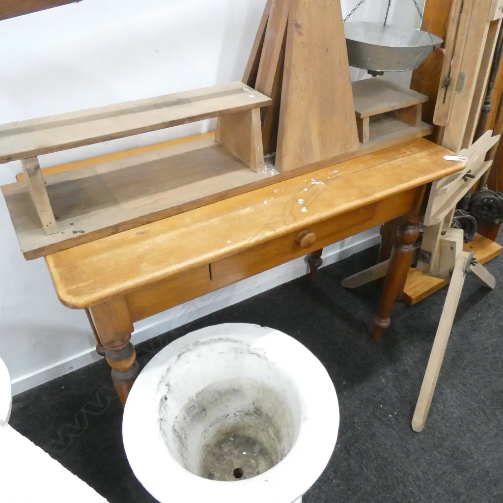 COLONIAL STYLE OCCASIONAL TABLE... Image 1++