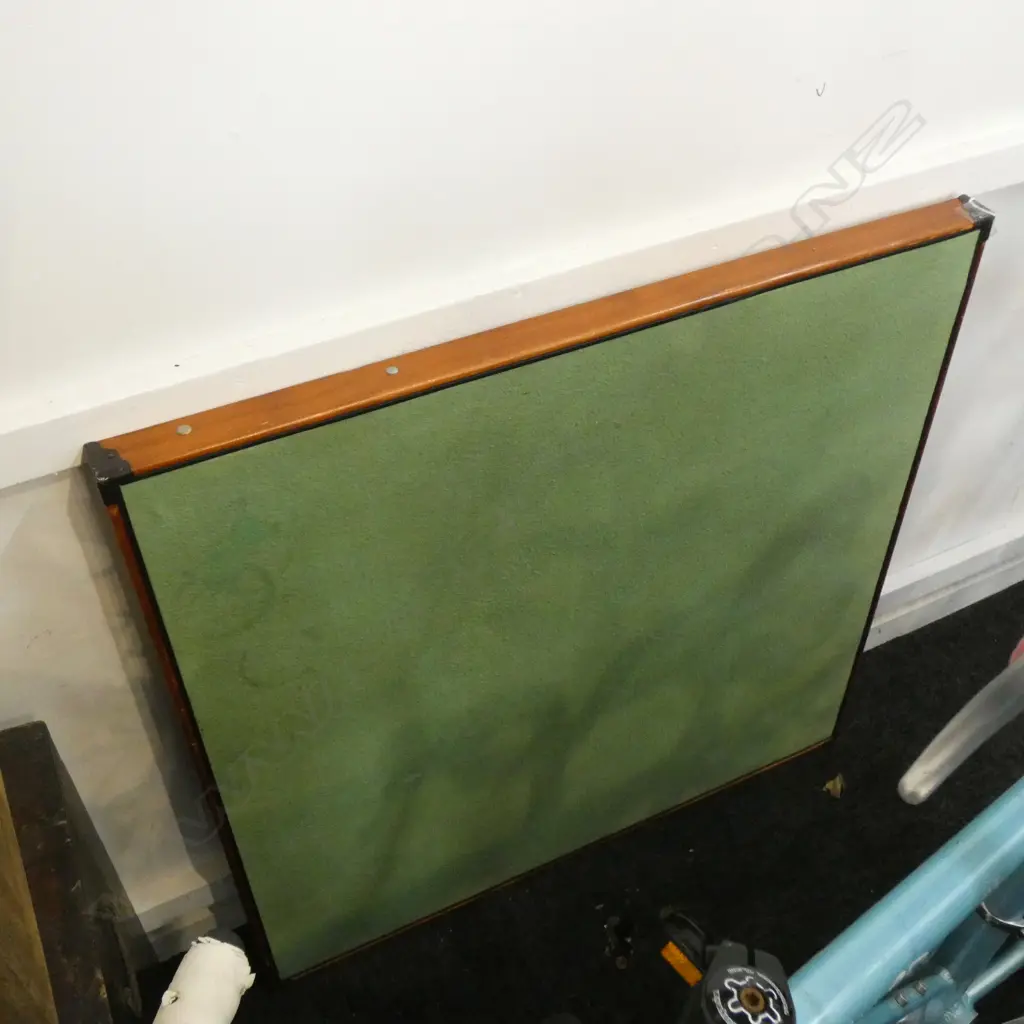 FOLDING CARD TABLE Image 1++