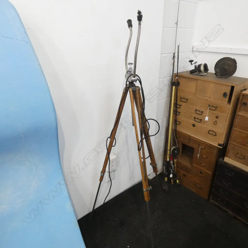 TALL GOOSE NECK TRIPOD STAND H. 1600MM Image 1++