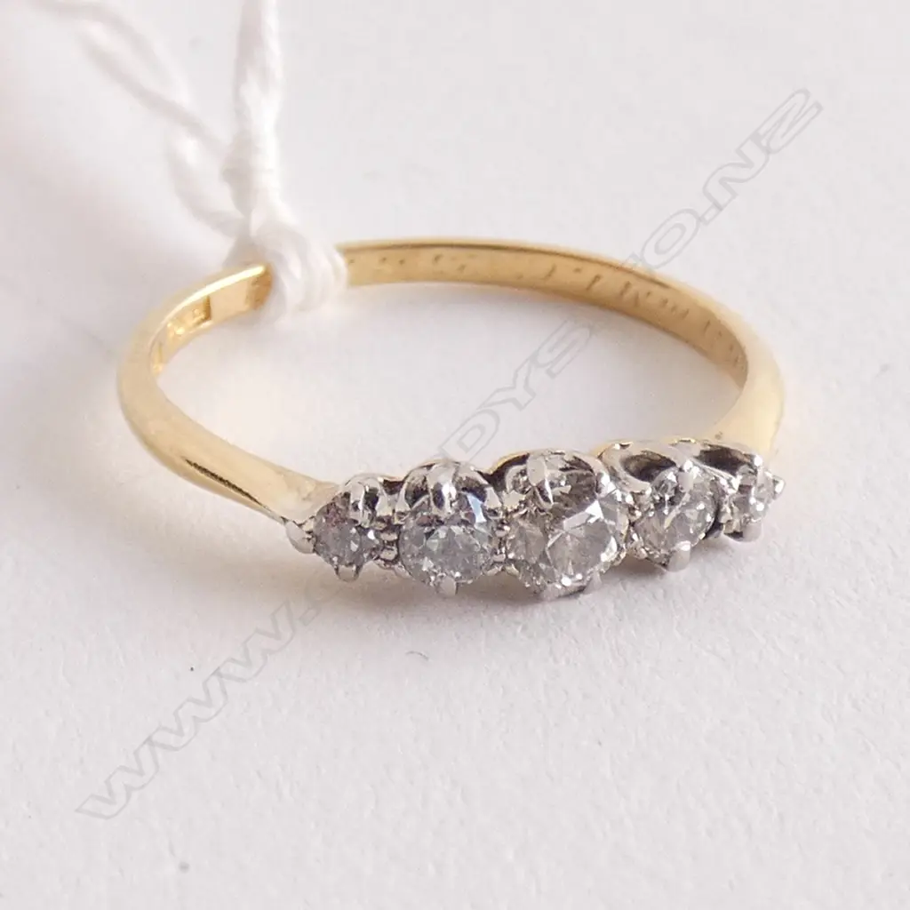 18CT GOLD AND FIVE STONE DIAMOND RING Image 1++
