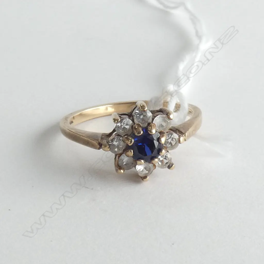 9CT GOLD SYNTHETIC BLUE & WHITE STONES DRESS RING Image 1++