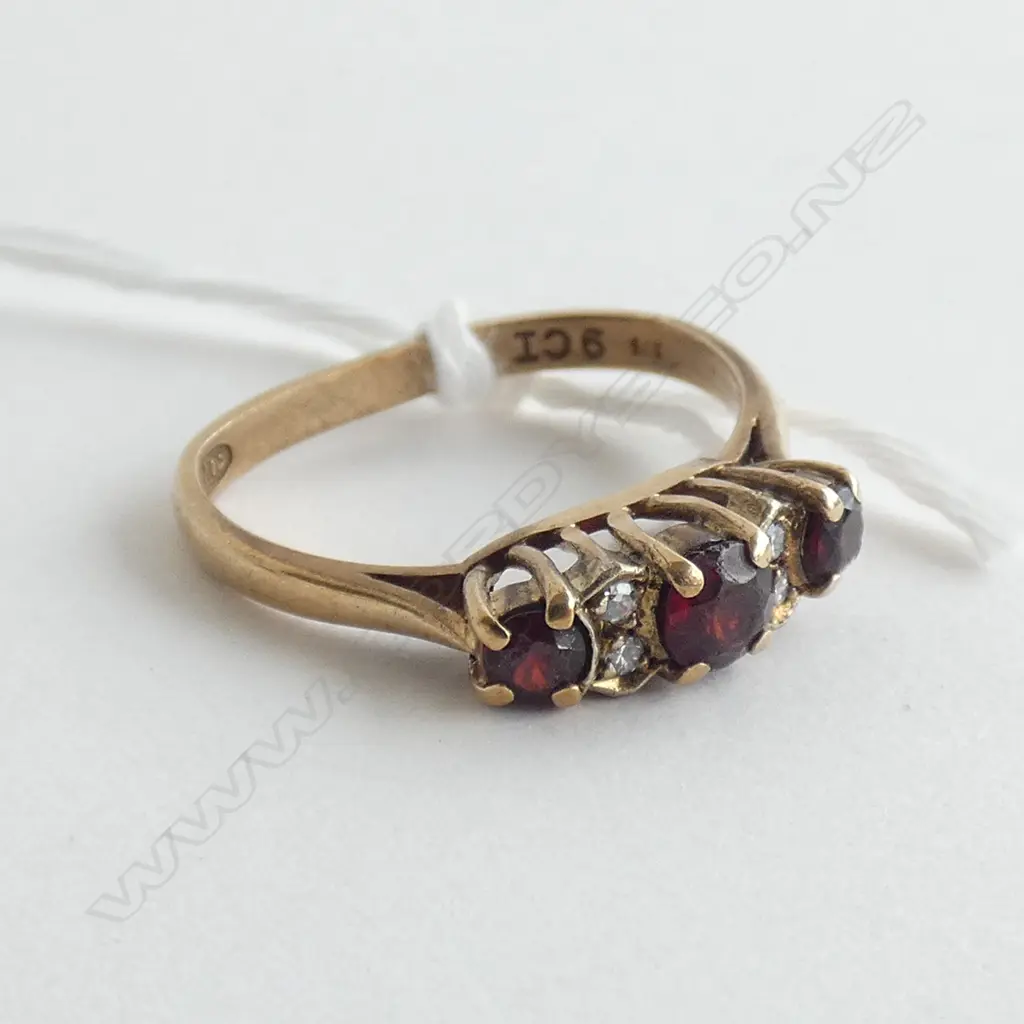 9CT YG & GARNET RING 2.2 GRAMS GARNETS ABRAIDED Image 1++